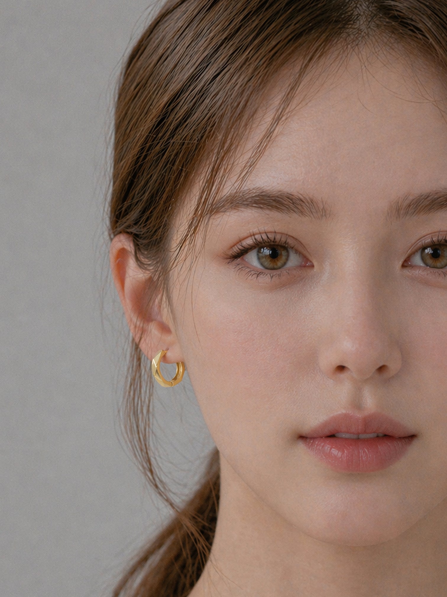 18k gold chunky huggie hoop earrings geometric faceted minimalist bold everyday jewelry hypoallergenic myEdzy front close up