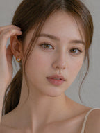 18k gold chunky huggie hoop earrings geometric faceted minimalist bold everyday jewelry hypoallergenic myEdzy lifestyle portrait