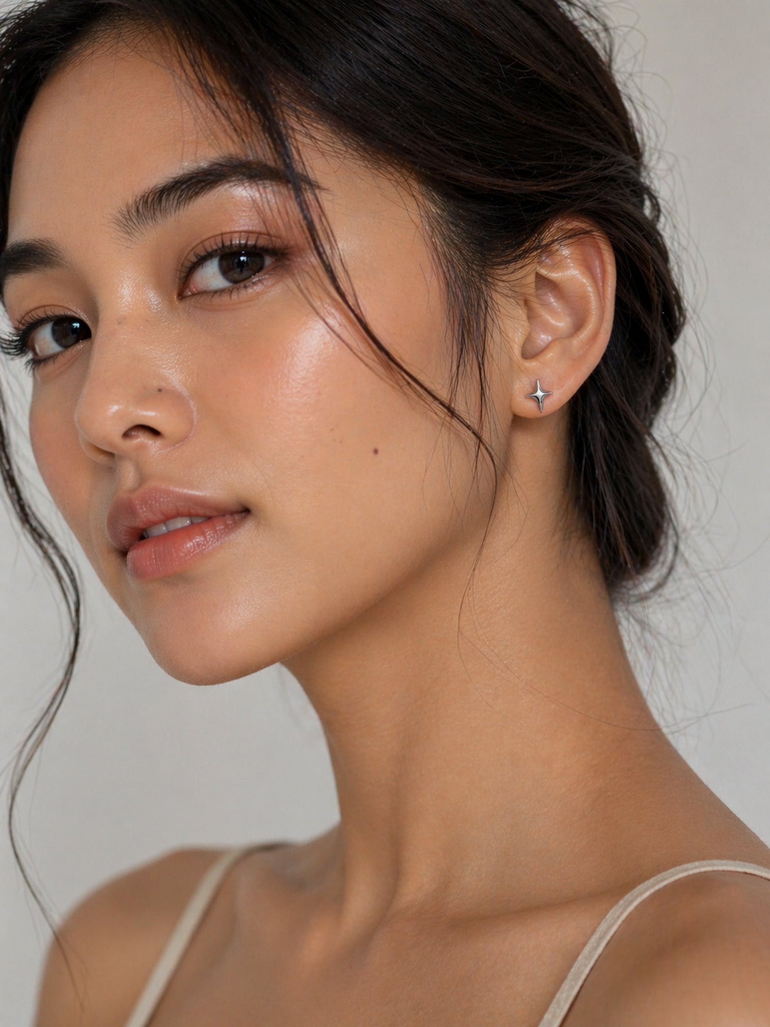 18k gold star stud earrings minimal dainty screwback hypoallergenic waterproof tarnish resistant everyday jewelry myEdzy model side view