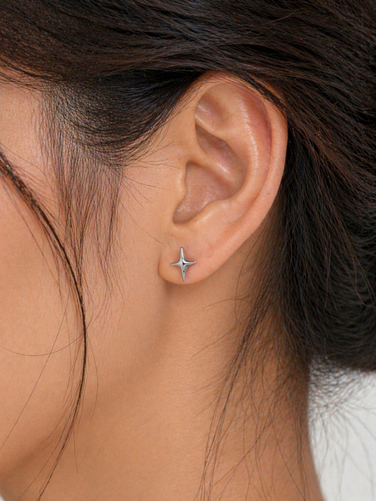 18k gold star stud earrings close up minimal geometric star design screwback hypoallergenic waterproof tarnish resistant myEdzy detail shot