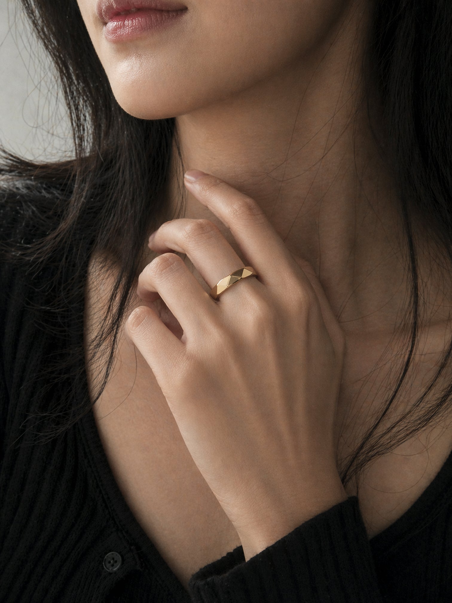 18k gold faceted geometric band ring modern minimalist statement ring waterproof tarnish resistant hypoallergenic everyday jewelry myEdzy model hand close up